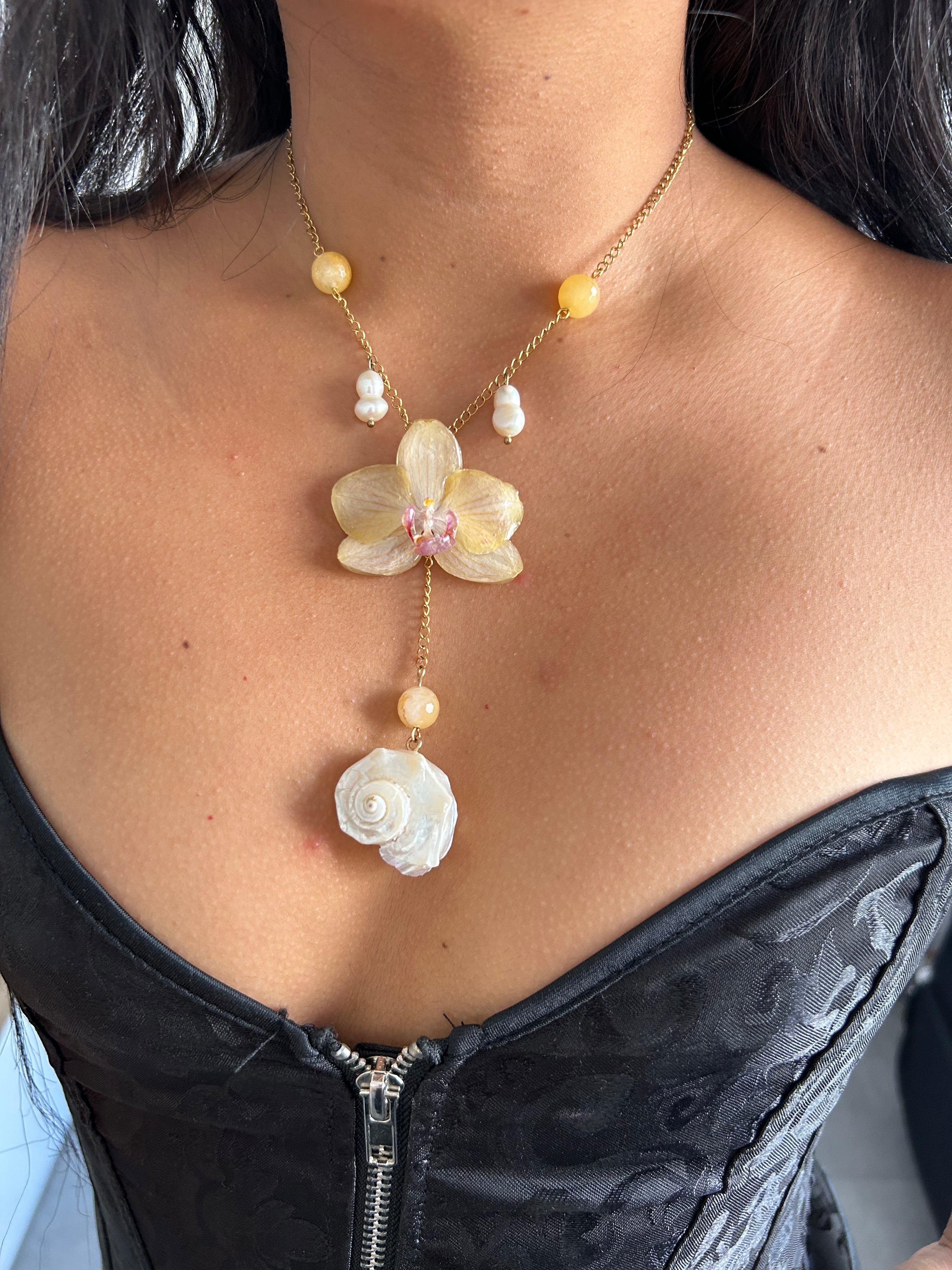 Orchid mix shell and quartz