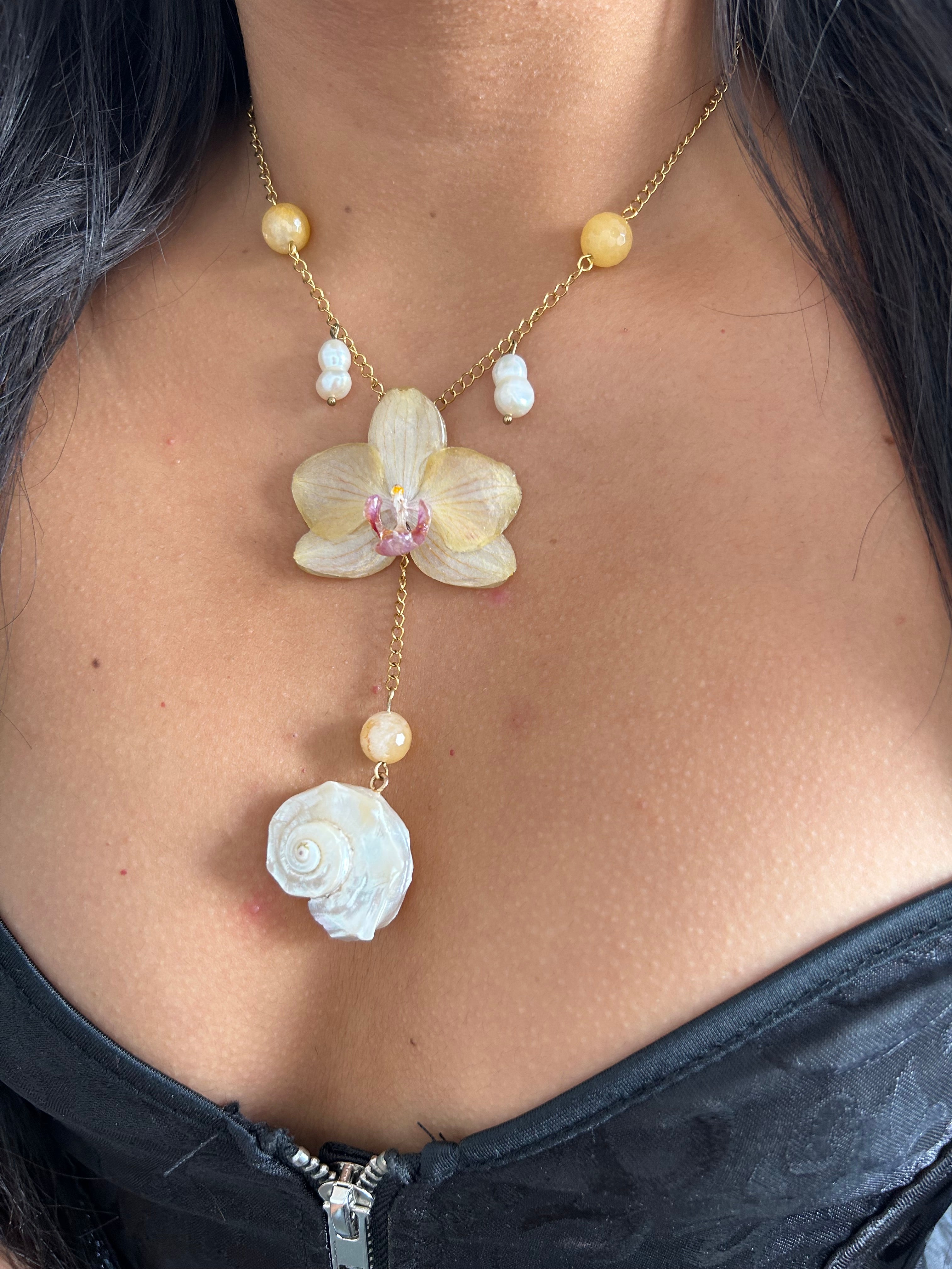 Orchid mix shell and quartz