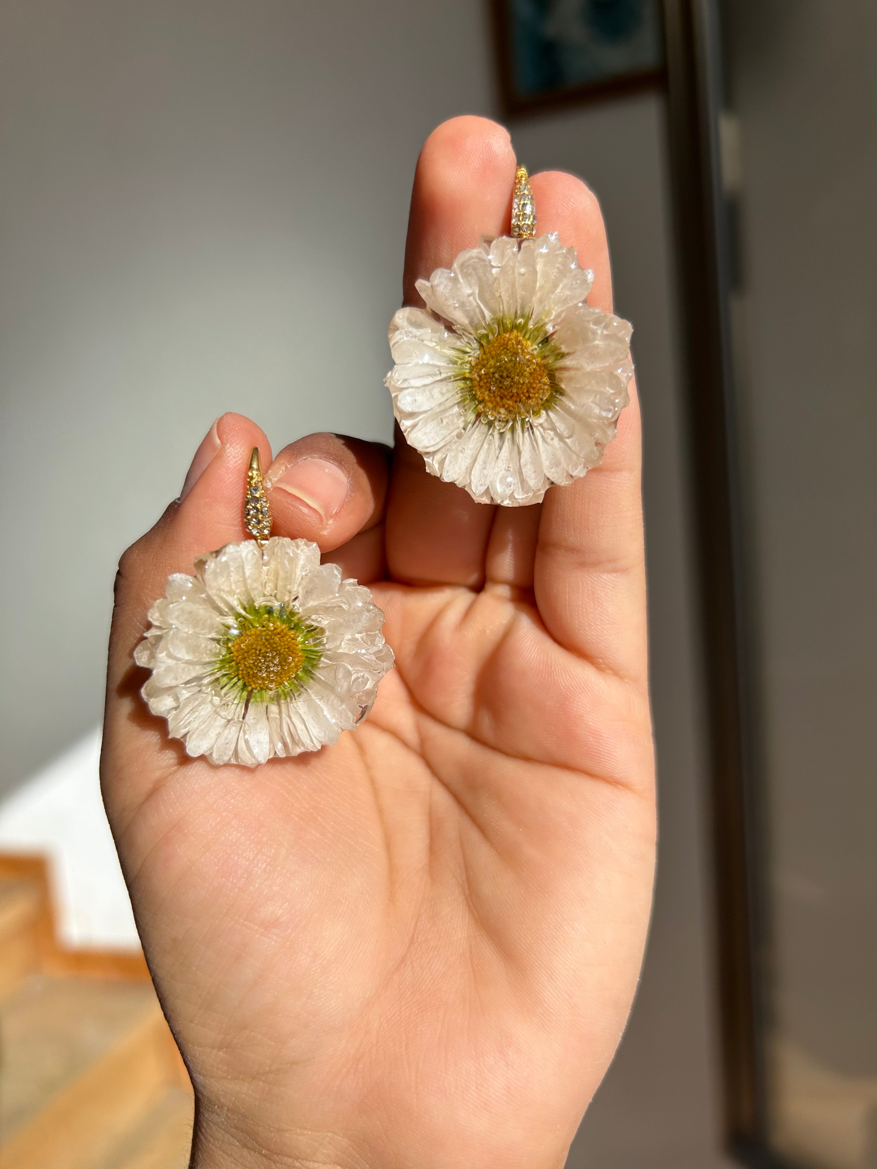 White daisy earrings